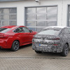BMW X6 新型プロトタイプ（右）と現行型X6M