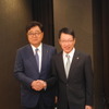 三菱自動車の益子修会長(左)と加藤隆雄新CEO