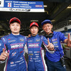 GT500クラスのポールを獲得した#6 LC500の（左から）山下、大嶋、脇阪監督。