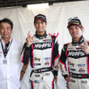 GT300クラスのポールを獲得した#25 HOPPY 86MCの（左から）土屋武士監督、松井、佐藤。