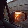 ドライブの最後、厚木から東京まで東名高速道路を走行中に後方から夕日が差してきた。