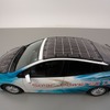 太陽電池パネルを搭載した「プリウスPHV」実証車