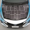 太陽電池パネルを搭載した「プリウスPHV」実証車