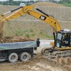 無人のCat320による自動掘削・積込作業