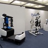 ヒューマノイドロボット「T-HR3」(手前）とマスコットロボット「ミライトワ」の連携も可能