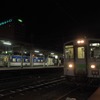 徐行運転が行なわれていた日高本線の普通列車（左）。2018年11月。室蘭本線苫小牧駅。