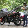 キャンプツーリングにフォーカスし、必要とされる機能やデザインを取り入れたツーリングハーフカバー
