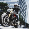 高層ビルが建ち並ぶ丸の内でDIAVEL1260Sに跨る