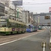 現在、4系統が集中する広島駅停留場へのルート。車の通行や信号待ちなどで停留場への進入に時間を要している状況。