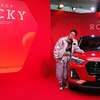 ダイハツ 新型コンパクトSUV『Rocky』ロッキー CMに登場する窪田正孝が実車レポート生CMに挑戦