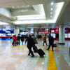 空港第2ビル駅のコンコース。現在、JR線改札を出ると、京成線の改札を通過して出発ロビーへ至る遠回りをさせられている。