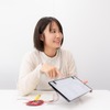 字光式ナンバープレート用LED照明器具「R-ray」の説明を受けるモータージャーナリストの伊藤梓さん