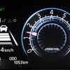 全車速追従クルーズコントロールとレーンキープコントロールを制御した時のメーター内表示。