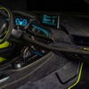 BMW i8 の蛍光イエロー仕様、アルカンターラが特注内装を開発