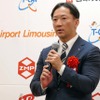 セレモニーで挨拶する日の丸交通 代表取締役社長 富田和孝氏