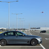 BMW 523d M Sport。直列6気筒が乗るエンジンベイを持つためボンネットが長いが、それでもキャビンの比率は昔に比べると高い。