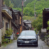 BMW 523d M Sport。静岡の旧東海道、宇津ノ谷宿にて。