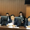 佐賀県の協議入り難色に戸惑いを見せている赤羽一嘉国土交通大臣（前列中央）。写真は、新型コロナウイルスに関連した感染症対策に関する国土交通省幹部会議に出席した赤羽大臣。