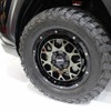 RAYSはRAV4にフィットするチームデイトナブランドの２種のホイールをアピール。左サイドにはM9、右サイドにはF6 driveを履きこなす。いずれもオフロード色の強い骨太な足まわりを作る。