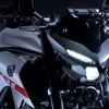 フロントフェイスは2眼LEDポジションランプと超小型LEDヘッドランプを採用