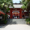 青島神社。この奥に亜熱帯性の植物が生い茂った場所があり、そこにも古い祠が。万葉の時代から浜でタカラガイを探し、自分の思いと共に神に捧げるという奉納が行われていた。