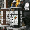 超巨大な「ドラム缶コーヒー」を差し入れ（常盤橋プロジェクト建設現場）