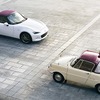 マツダ ロードスター100周年特別記念車（写真は海外仕様車）とR360クーペ