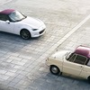 マツダ ロードスター100周年特別記念車（写真は海外仕様車）とR360クーペ
