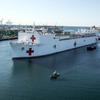 米海軍病院船マーシー（3月27日、ロサンゼルス）