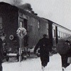 1956年頃の札沼線の列車。客車による混合列車で、機関車が暖房発生装置を持たないため暖房車（手前）が連結されている。