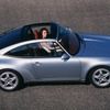 993型・911タルガ（1996年）。スライド式トップになってロールバーの存在感がなくなった。ドア上方、ルーフ左右のフレームは残るので、サンルーフと変わるところはあまりない。