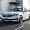 BMW 5シリーズ セダン に改良新型、48Vマイルドハイブリッドを拡大展開…欧州発表