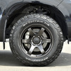 装着サイズ：18inx9J Inset+20 6H-139.7　カラー：スーパーダークガンメタ(AXZ)　タイヤサイズ：265/65R18