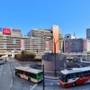 新宿駅西口。写真中央付近地下が現・西口改札のある北通路で、ここが拡幅され自由通路になる。現状の東西自由通路は写真左側地下、丸ノ内線新宿駅の構内のみ。