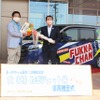 茂木副社長（右）から小島市長に車両レプリカキー贈呈