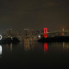 東京アラートで赤くライトアップされたレンボーブリッジ（6月2日）