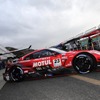 ”箱車”の国内最高峰の選手権「SUPER GT」の現場でも、レイズのホイールは多くのレーシングチームに採用されている（23号車：MOTUL AUTECH GT-R）