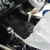 除菌後ドアを開け放って、掃除機、クロスなどを使い通常の車内清掃作業