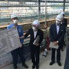 武雄温泉駅で九州新幹線西九州ルートの説明を受ける赤羽大臣（手前）。