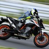 【KTM 890デュークR 試乗】「790」からのプラスアルファは想像以上…鈴木大五郎