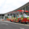 川原湯温泉あそびの基地NOA前に停車中の水陸両用バス。