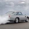 アストンマーティンが「DB5 ボンドカー」を復刻、最初の1台が完成…秘密兵器は？［動画］