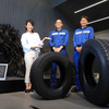 右からTOYO TIRE 株式会社 TB開発部の藤岡剛史氏、西尾泰一氏、モータージャーナリストの藤島知子氏