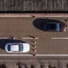 メルセデスベンツのブレーキパッドの比較テスト。上が偽造品で下が正規品。制動距離に車体1台分以上の違い