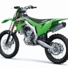 ライダーが動きやすいように、デザインが一新されたボディワーク（KX250）