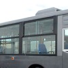ウィンドバイザーを装着した大型路線バス、エアロスター
