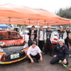 THREE FIVE MOTORSPORTのメンバーと福永修さん（右手前）