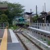 法華口駅に進入する北条鉄道のフラワ2000形。大正時代の1915年に建てられた、歴史のある右手の木造駅舎は引き続き使用される。