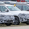 BMW X3 M40i 改良新型プロトタイプ（写真右）。左はX4のプロトタイプ