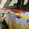 MINI クーパーSE のアートカー。漫画『ザ・フラッシュ』の世界観を表現